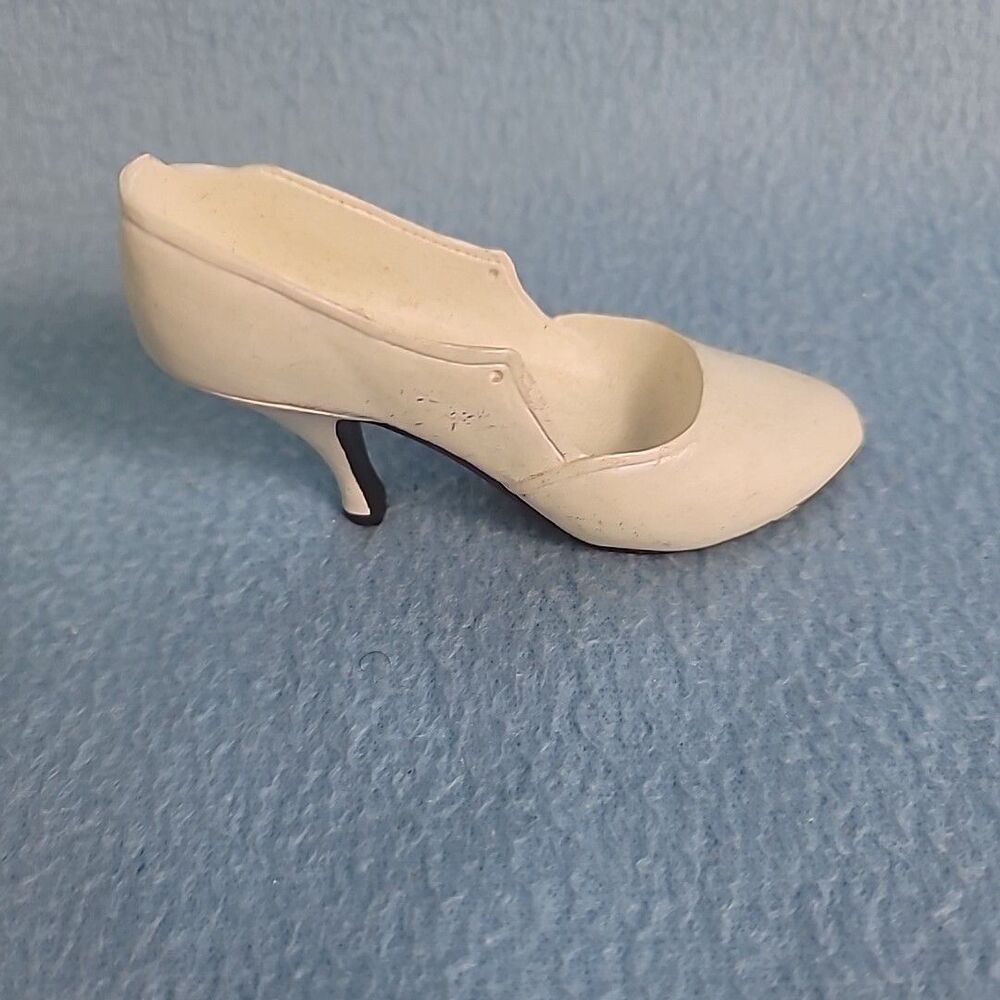JUST THE RIGHT SHOE - BY RAINE WILLITTS - TYING THE KNOT - #25008
